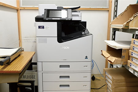 印刷室には有線接続で使う高速ラインインクジェット複合機LX-10050Mが複数台（印刷室へのLAN配線工事を併せて実施）