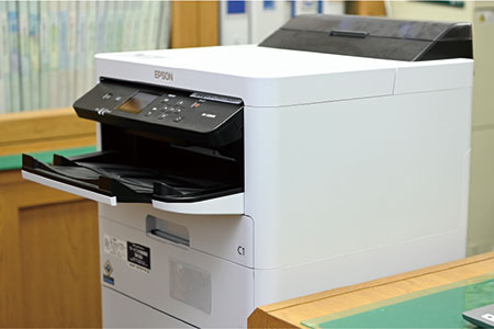 教育長室および校長室にはA4インクジェットプリンターPX-S880Xが設置され重要書類の印刷も安心