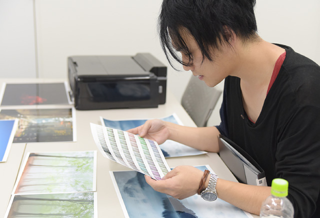 色補正一覧印刷機能をして吟味をするSho Shibataさん