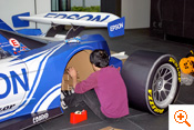 写真：タイヤの取り付け調整
