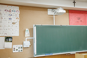 全教室に電子黒板機能搭載プロジェクターを設置