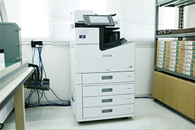 大量印刷用にLX-10050Mを印刷室に設置