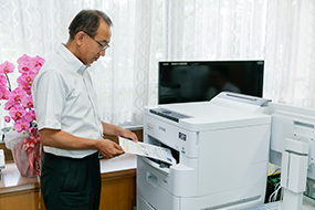 校長室の机の脇にPX-S7090X×1台を設置、人事・服務文書など重要文書の印刷も安心