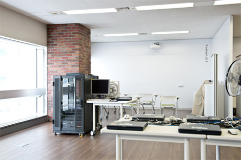 各種ICT機器に触れながら保守教育等を行う「Fureken Lab」。パーテーションで区切られた講義スペースに「EB-1410WT」を計3台設置。