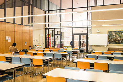 学生のアクティブ・ラーニングを促すため、廊下スペースや食堂などパブリックスペースに設置されているエプソンのインタラクティブ機能付プロジェクター。