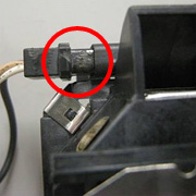 コネクター形状が「エプソン純正交換用ランプ」と異なるため、接続部がスパークし溶けた事例
