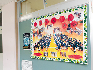 学校行事写真を楽しいデザインでポスターに展開。生徒や、授業参観に訪れた保護者にも好評。