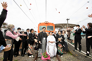 電車で結婚式