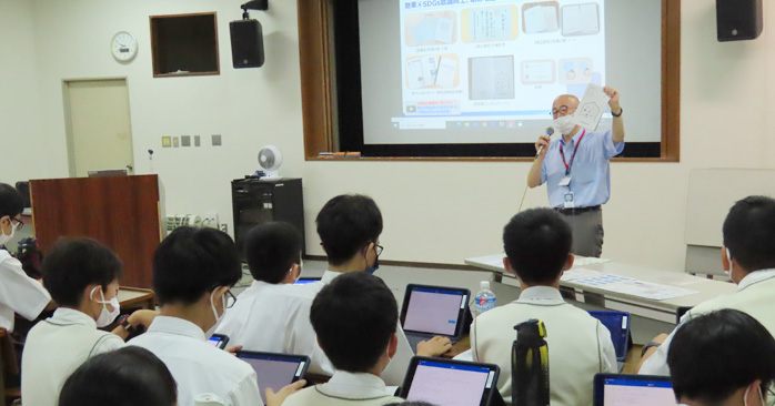 宮崎学園中学校での講義の様子