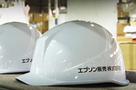 エプソンロボットを使用してロゴが印刷されたヘルメット