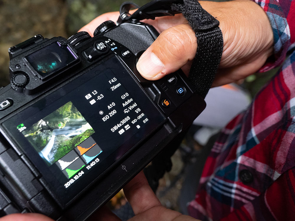 秦さんは、撮影したら必ず現場で写真を確認する