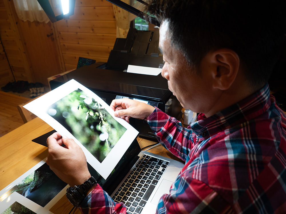 秦さんのプリント作業は、撮影後の色調整を行わないためとても速い