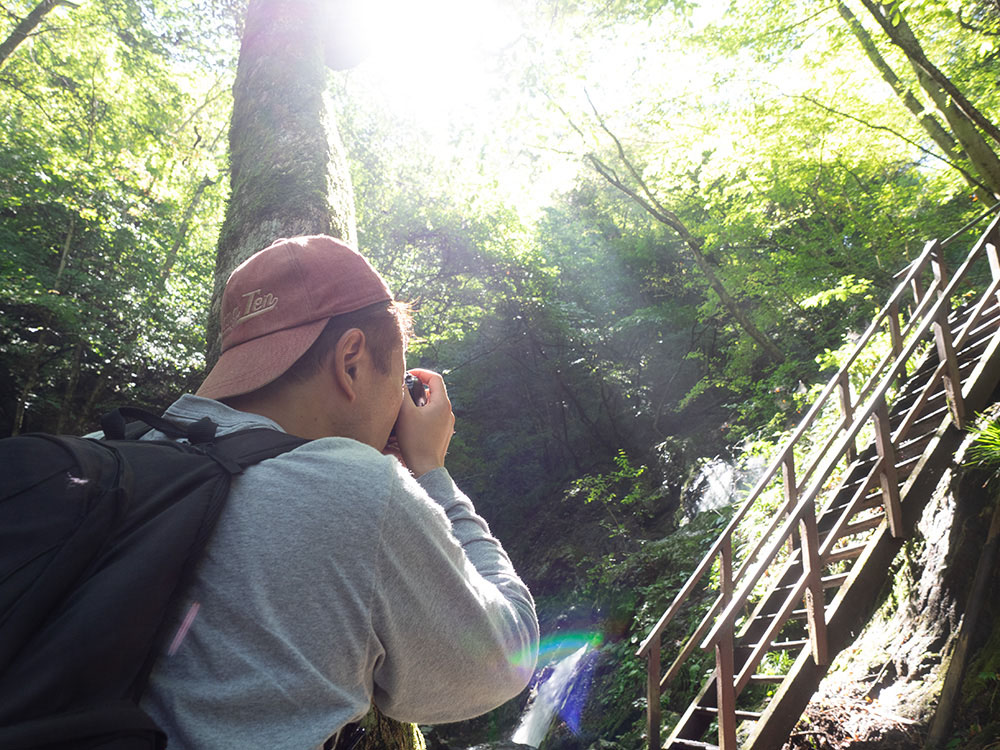 初めは光の中で撮影していた松村さん