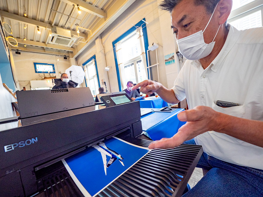 「PX1V」が作り出すプリントをじっと眺め、「なんど見てもこの青は凄い」と伊藤さんも絶賛