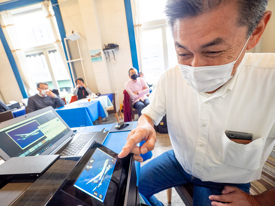 「これこれ、『PX1V』はこれがいいんですよ！」と4.3型の大型タッチパネルのよさを力説する伊藤さん