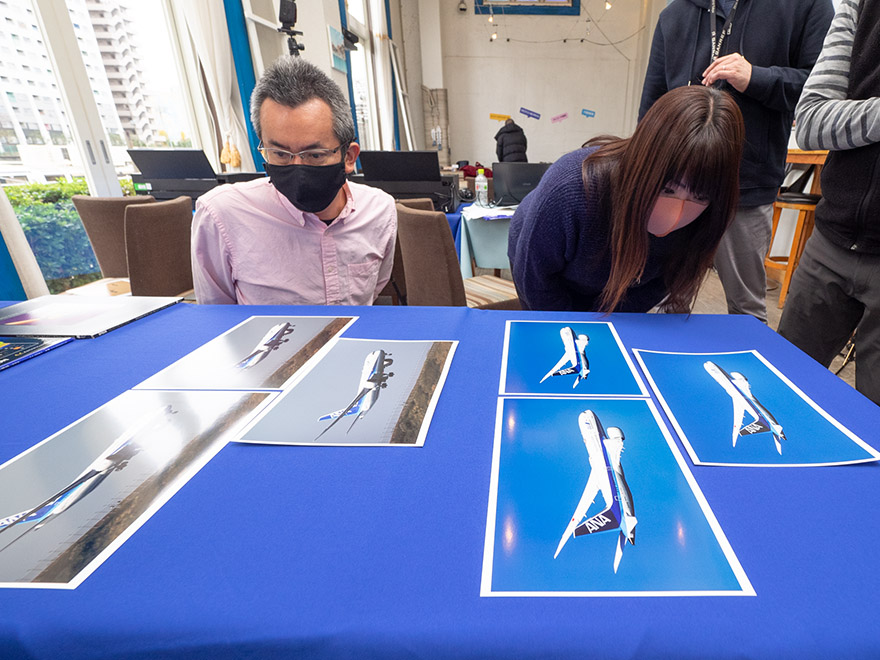 伊藤さんの解説を聞き、紙ごとの色の見え方や反射による影響を確かめる参加者たち