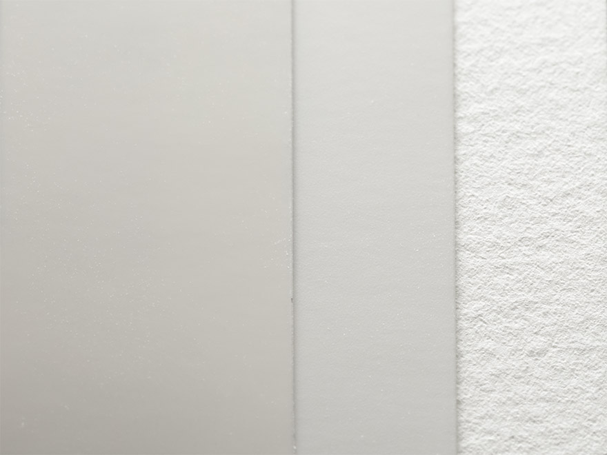 「クリスピア」（左）、「絹目調」（中央）、「Velvet」（右）の紙の色は微妙に異なっているが、伊藤さん曰く、どの紙も「白い色」として認識できて、「白のまま」色（濃淡）が変化していくとのこと