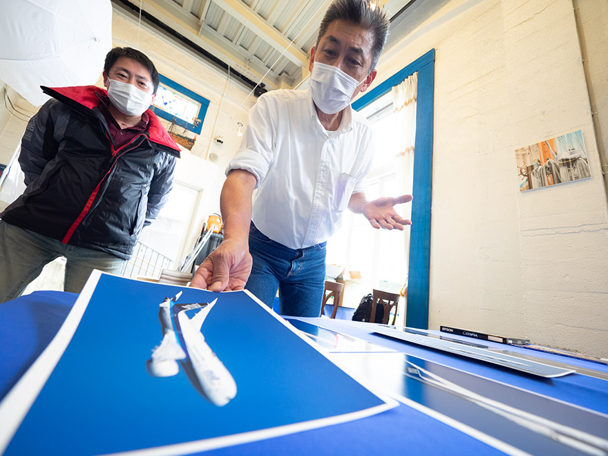 青の再現性に関して語る伊藤さん。空の青だけでなく、色転びがして再現が意外と難しいというANAのコーポレートカラーの青も簡単に出せると紹介