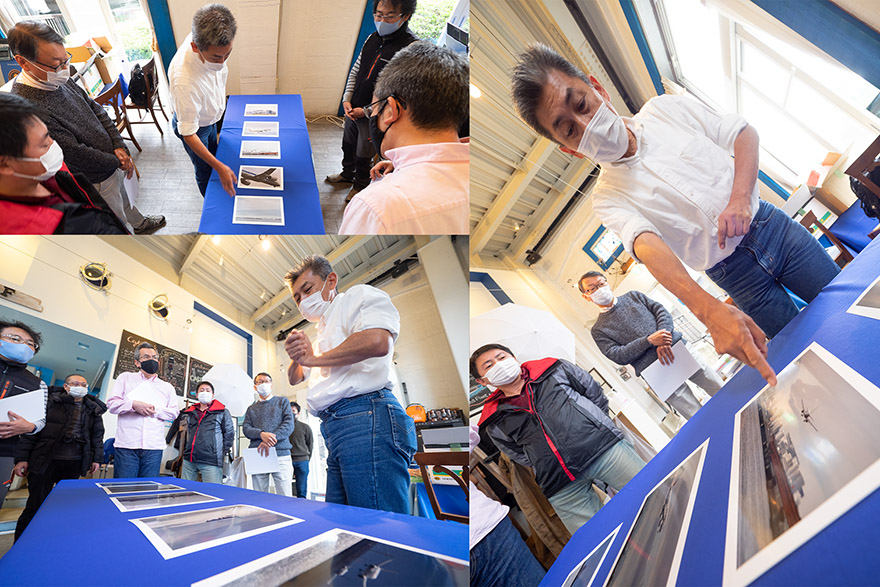 並べられた作品を1枚ずつ確認する伊藤さん