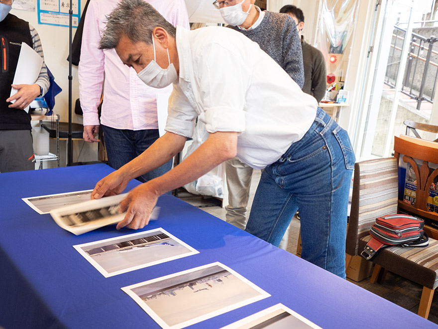 集合写真撮影の準備が整うまで、写真を持ち寄ってちょっとした座談会が繰り広げられた