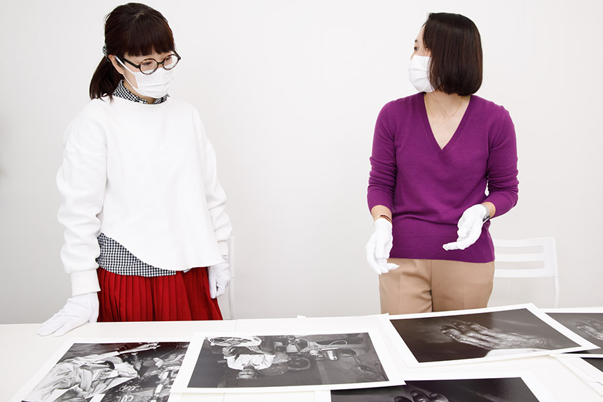 持ち寄った作品を前に紙について冒頭から熱く語り合うコムロさんと大門さん。次々に新しい用紙の表現に魅了される様子は「レンズ沼」ならぬ「用紙沼」といった様子（笑）