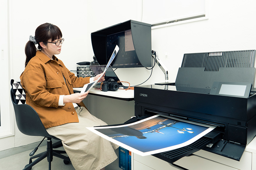 コムロミホさんはアトリエにある「PX1VL」でプリント作品を制作している