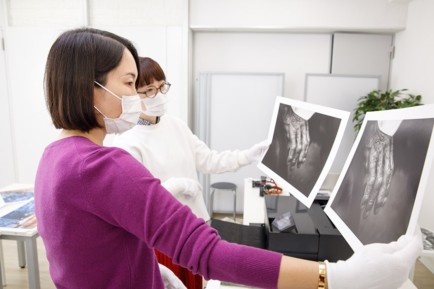 用紙の違いで変わる写真の印象を確認するふたり