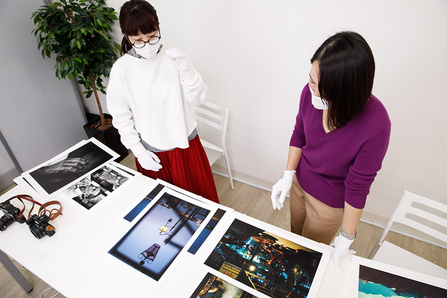 写真の雰囲気に合わせて用紙を選んだというコムロさんのカラー作品