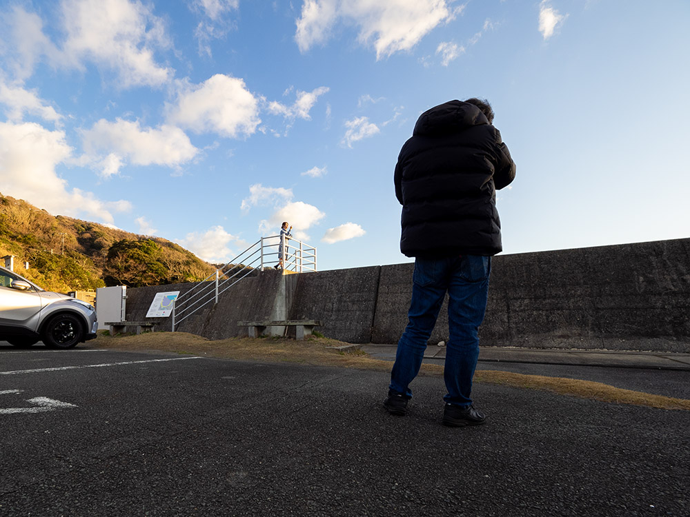 駐車場脇の堤防で望遠レンズを使い撮影