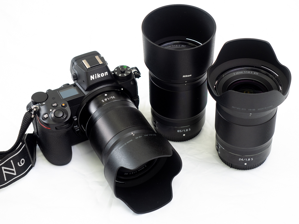 熊切さんも小向さんも機材は同じ。カメラはニコン製の「Z 6」、レンズは広角側から、「NIKKOR Z 24mm f/1.8 S」、「NIKKOR Z 35mm f/ 1.8 S」、「NIKKOR Z 85mm f/1.8 S」の３本を選択