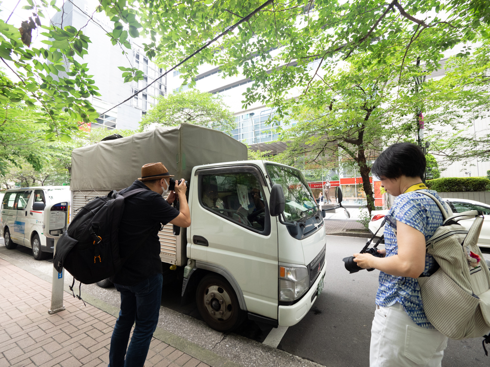 トラックを撮っているように見えて、ウインドウ越しの情景を撮影しているシーン