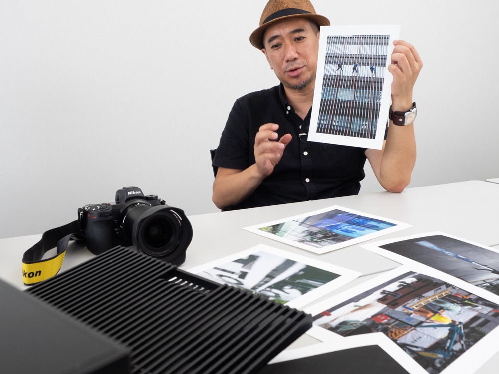 「PX1V」の排紙トレイ（画面左下）のようだと話すビルのデザイン