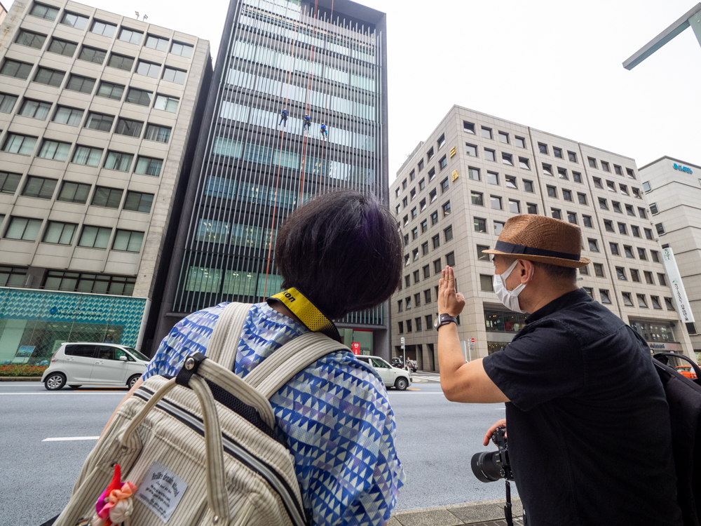 撮り方に迷う小向さんに、「ひとが真ん中はないかなって気がするんだよね。ちょっと画面の端っこにとか。少しアクセントとして、大きいデザインの中にポツンと入れるようなイメージ」とアドバイス。
