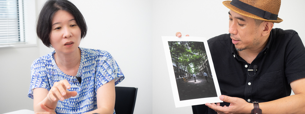 「24mmレンズ」の広い画角は難しいという小向さん。それに対して熊切さんは、手前にものを入れたり、それができないときは光を活かす撮り方があると提案。