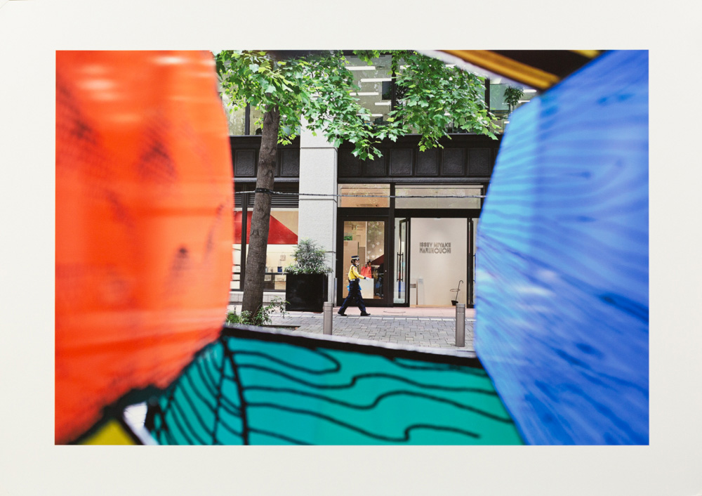 小向さん撮影。熊切さんのアドバイスに従い、個性的な通行人が構図に入った瞬間を写す。レンズは「NIKKOR Z 35mm f/1.8 S」を使用。プリント用紙は「フォトマット紙／顔料専用」。