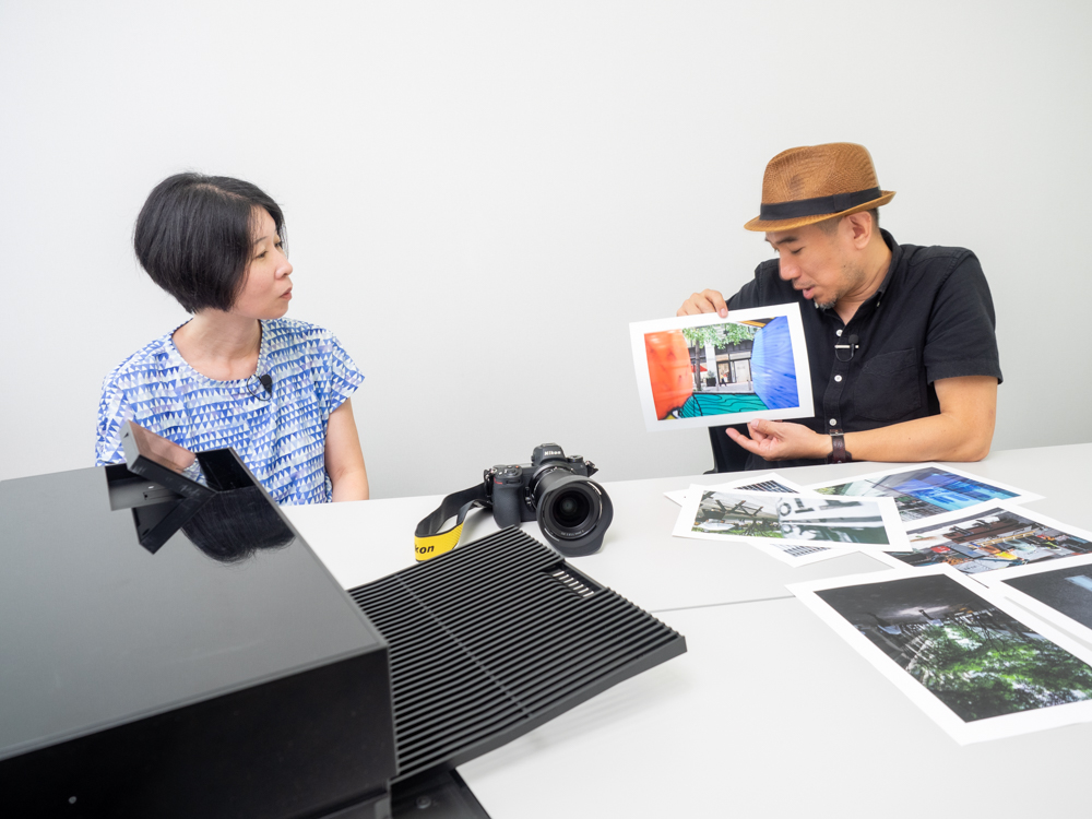 自信の作品の評価に耳を傾ける小向さん。