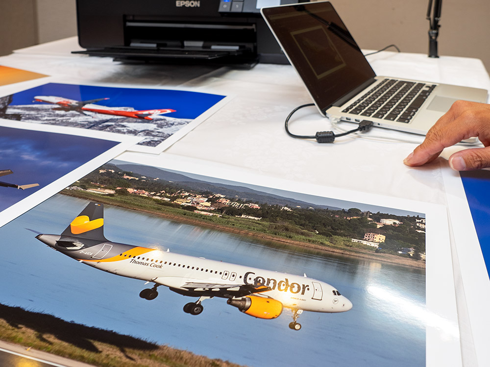遠方も街並みや山並みを背景にすると飛行機が埋もれてしまうため、川が背景になる位置で飛行機を撮影したシーン
