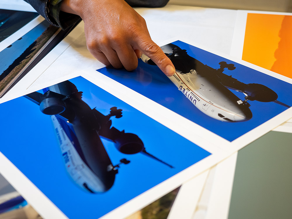 カメラの液晶画面で見せてもらったときは気にならなかったが、光が当たっていないカットをプリントすると、順光で写したものとの違いが大きい