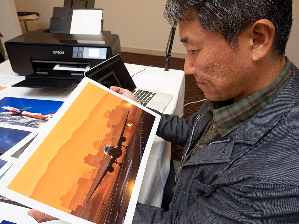 作成したプリントに見入る中野さん