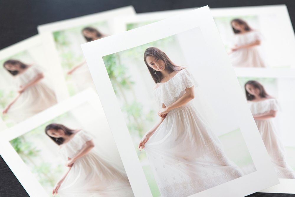 7種の用紙の中でも、この写真には、ILFORD「サテンフォト」がマッチした。<br />
用紙の白地が比較的ニュートラルな白色なので、白いワンピースに合っている。
