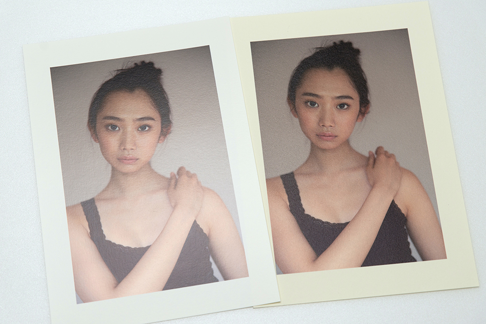 左がピクトリコプロ「ソフトグロスペーパー」、右がピクトラン「局紙」