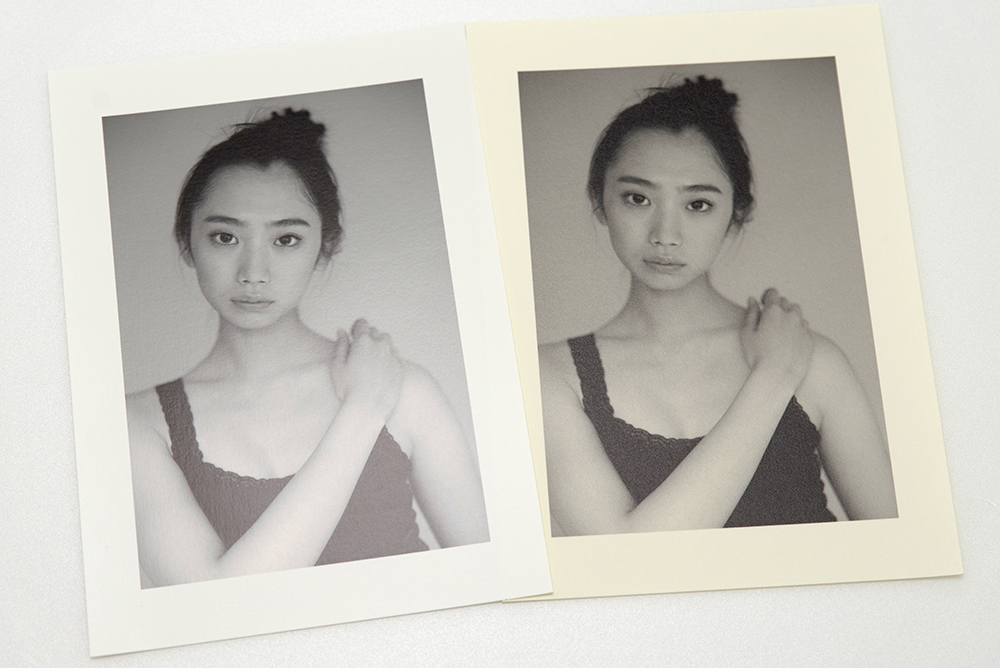 左がピクトリコプロ「ソフトグロスペーパー」、右がピクトラン「局紙」