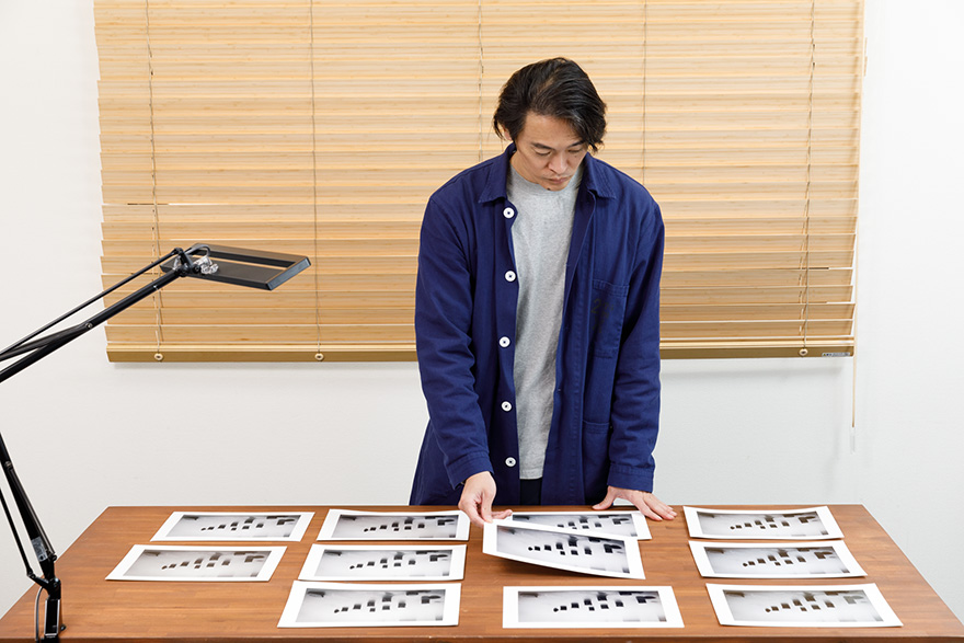 11種類の用紙を前に、まずは第一段階の評価を行う大和田先生