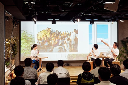 後期のトークイベントの様子。もろんのんさん、コムロミホさん、上田晃司さん。