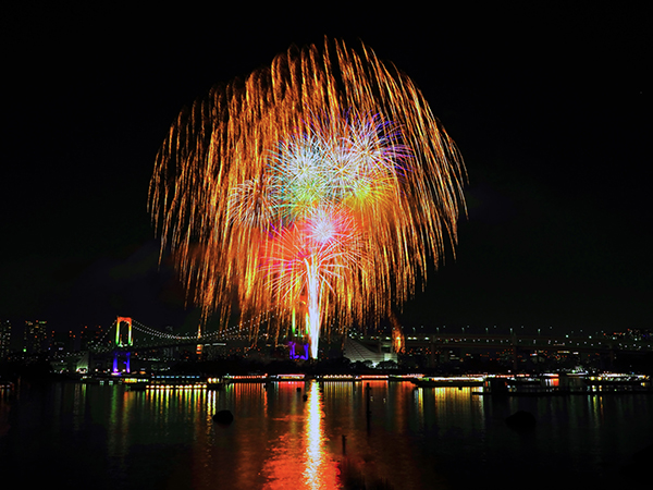 レインボーブリッジと花火