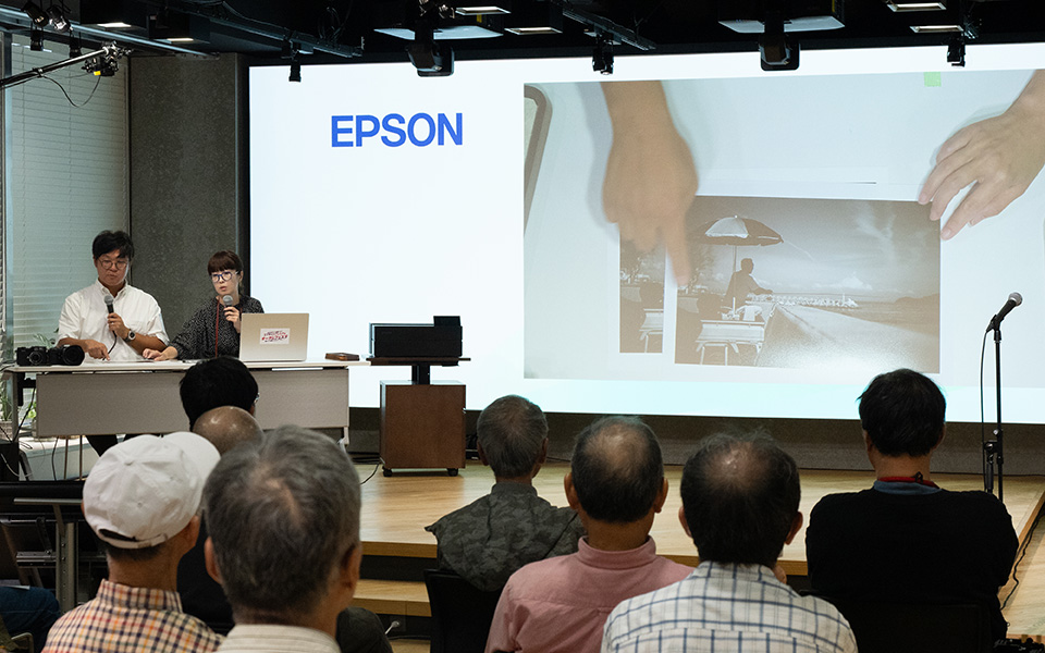 写真家夫婦上田家(上田晃司さん&コムロミホさん)のステージの様子