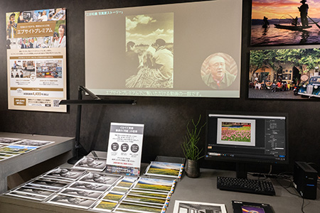 写真画質プリンターを中心に各種の純正用紙・他社用紙も展示している様子2