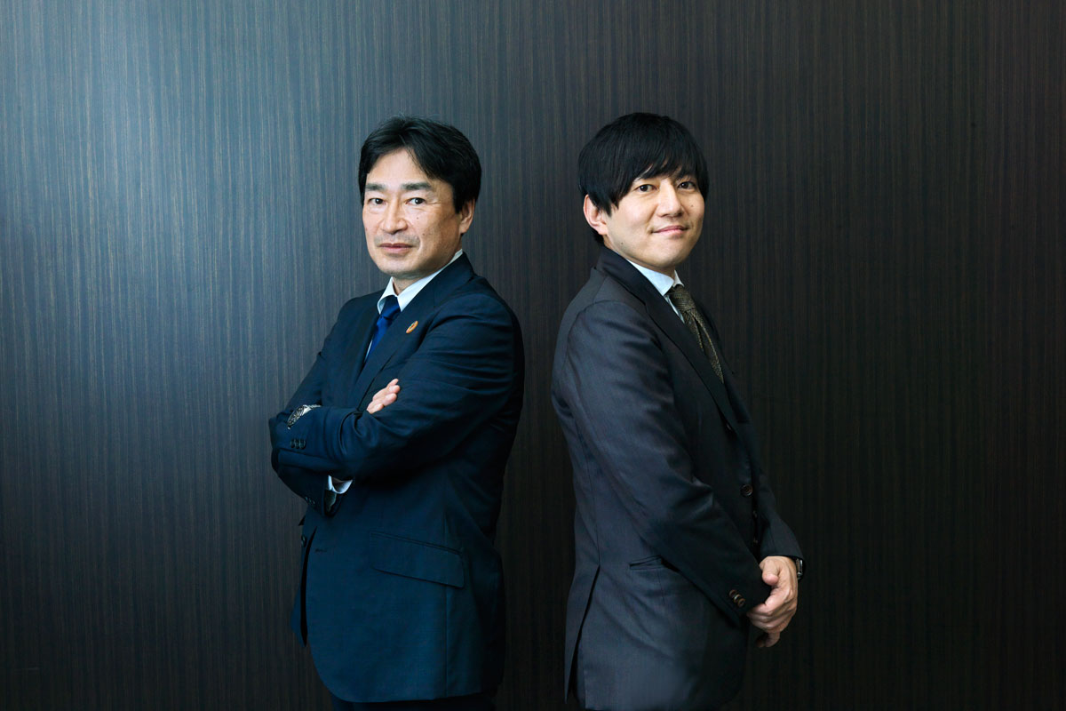 エプソン販売代表取締役社長 鈴村文徳さん（写真左）、ニューラル代表取締役 CEO 夫馬賢治さん（写真右）