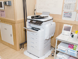 1台は職員室に設置、省スペースでFAXも搭載、ネットワークで職員PCからの印刷に対応