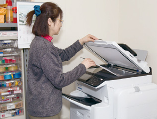 1台は印刷室にデジタル印刷機の代わりに設置、省スペースで印刷室の有効活用にも貢献